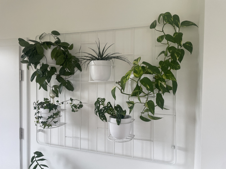 kwietnik biały metalowy